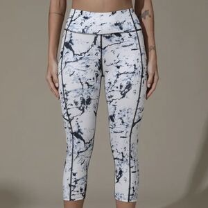 Seemly White, Black, & Gray Marbled Splatter Print Cropped Leggings, Medium